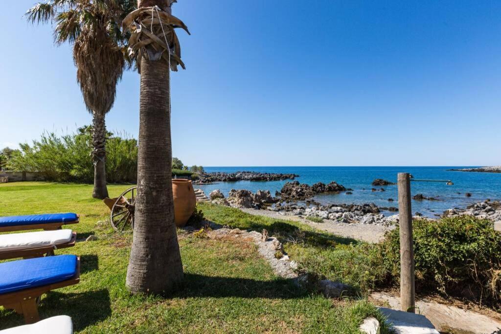 Villa Proto Helidoni - A Cozy Beachfront Villa Petres  Экстерьер фото
