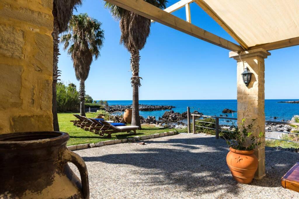 Villa Proto Helidoni - A Cozy Beachfront Villa Petres  Экстерьер фото