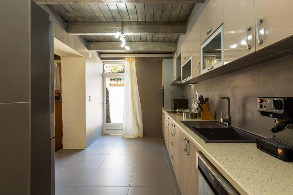 Villa Proto Helidoni - A Cozy Beachfront Villa Petres  Экстерьер фото